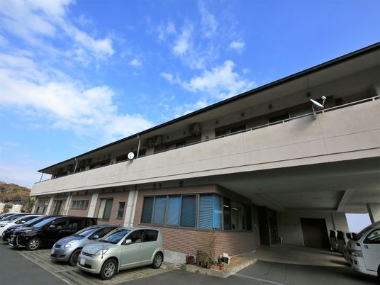 広々とした建物の外観 