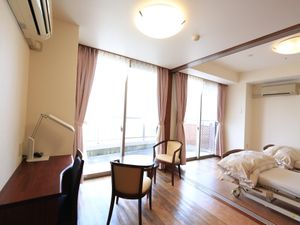 明るい居室の一角 