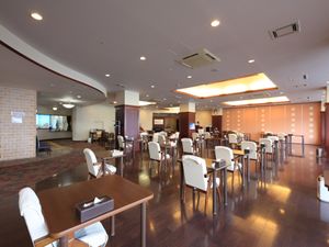 広々とした食堂空間 