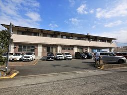 明るい日差しの外観