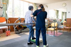 支援を受ける利用者とスタッフの機能訓練室