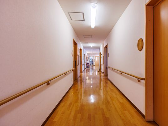 光が差し込む廊下