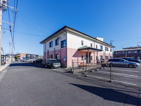 駐車場のある建物外観