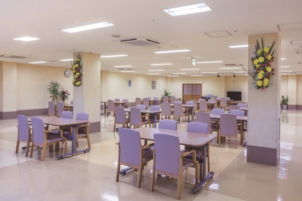 椅子と机が並んだ食堂