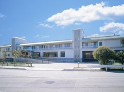 明るい建物の外観