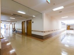 明るい廊下と車椅子