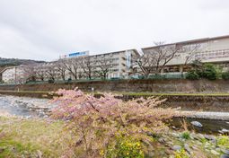 川沿いの施設外観