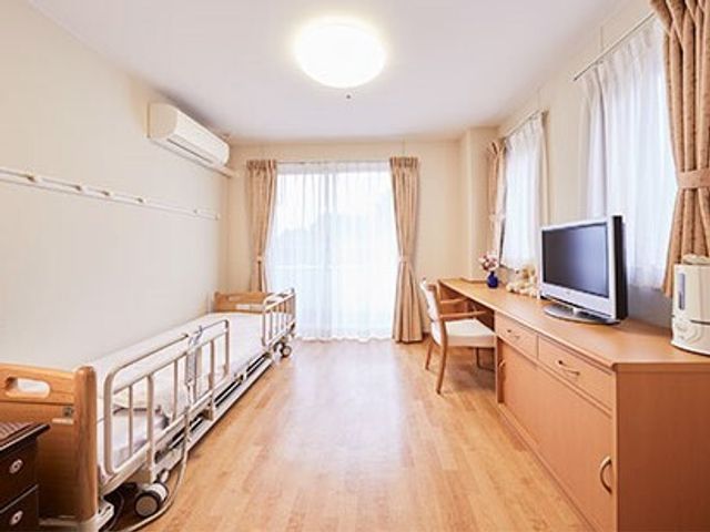 明るい個室の居室 居室 一人暮らしに適した居室で、生活に必要な家具が整っています。安心して過ごせる工夫が見られます。