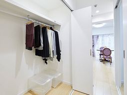 衣類が掛かる廊下