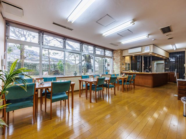 広々とした木目調の食堂 食堂 広々とした自然光の入るスペースで、食事をゆったりと楽しむことができます。