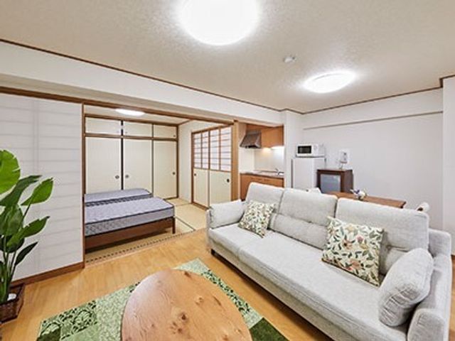 和洋折衷の明るい居室 居室 居心地の良い空間には家具が整えられ、落ち着いた時間を過ごせる雰囲気です。