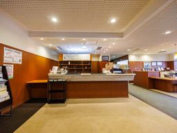 温かみのある受付カウンター