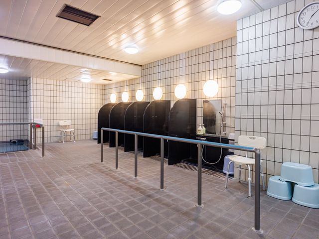 落ち着いた雰囲気の浴室 浴室 ゆったりとした空間で、介助もしやすい配慮がされています。照明が明るく、安心して利用できます。