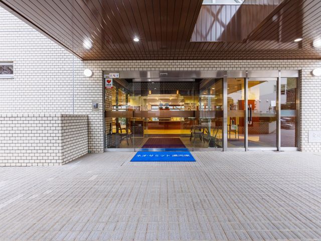 開放的なエントランス エントランス 広々としたエントランスは、明るく居心地が良い空間です。初めて働く方も安心して迎えられます。