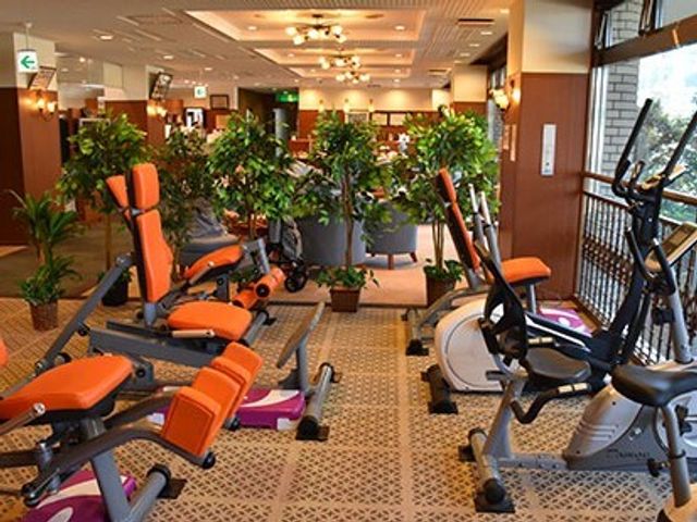 運動器具が並ぶ部屋 フィットネススペース 健康維持に役立つ設備が整った明るい空間です。利便性を考えた器具配置がされています。