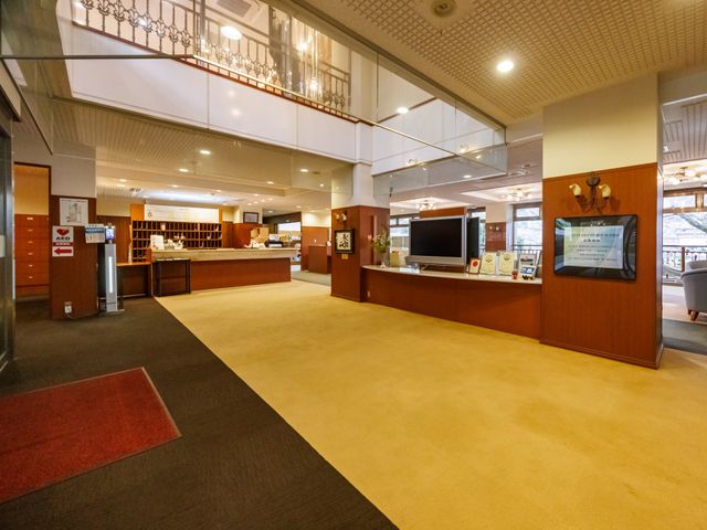 広々としたロビー ロビー 広々としたロビーは、明るい自然光が差し込み、入居者が快適に過ごせます。快適なコミュニケーションの場となっています。