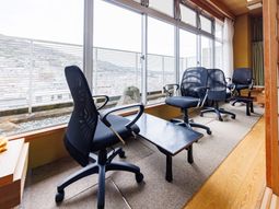 自然光溢れるラウンジ