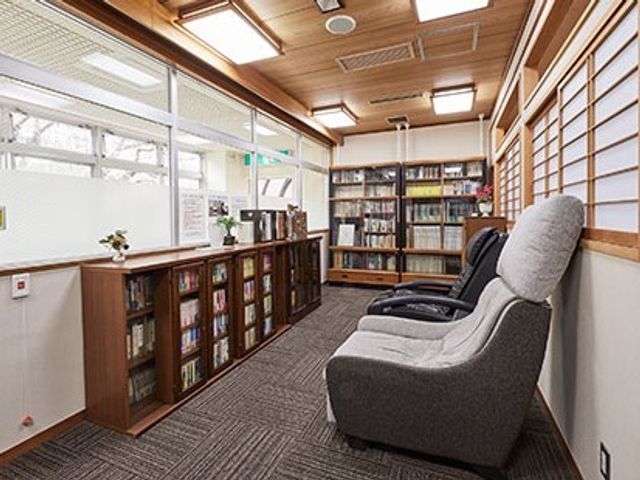 快適な読書空間 図書スペース ゆったりとした椅子が置かれ、明るく暖かみのある雰囲気のスペースです。本を手に心穏やかなひと時を過ごせそうです。