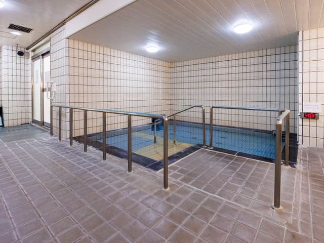 安心して使える浴室 浴室 手すり付きの浴室は、安全に配慮されています。温度表示があり、快適に利用できます。