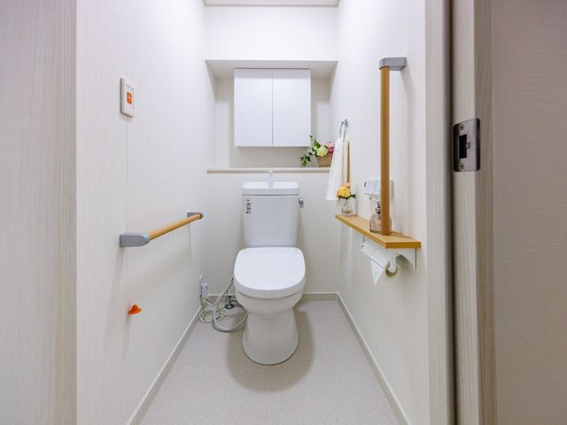 白を基調としたトイレ トイレ 清潔感のある白を基調としたトイレ空間です。手すりが設置され、安全に利用できます。