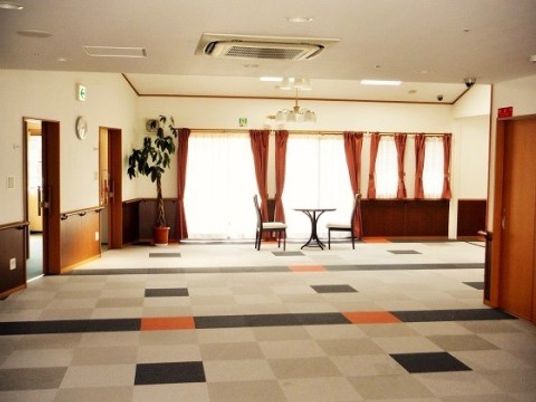 共有スペースの明るい居室