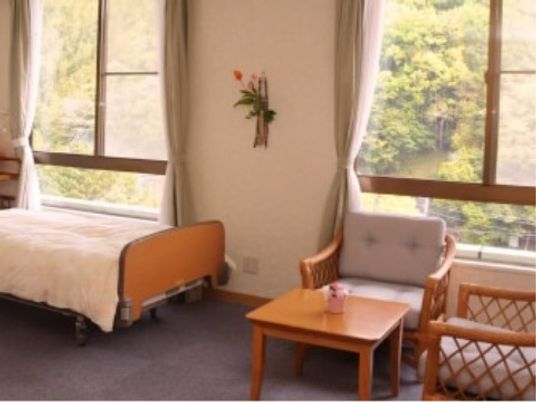 明るい個室の一角