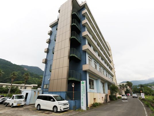 緑に囲まれた建物外観