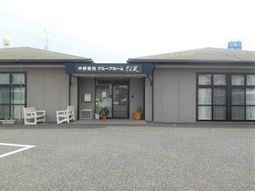 明るいエントランス外観