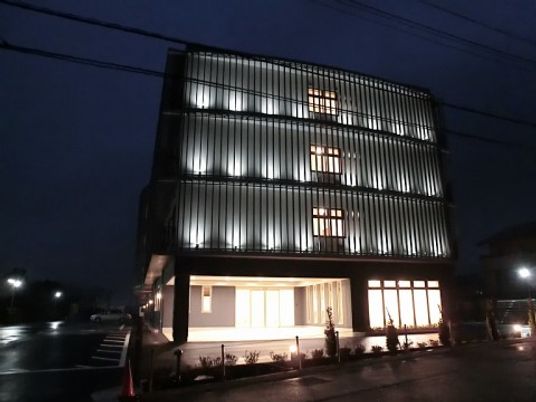 夜間照明のある建物正面