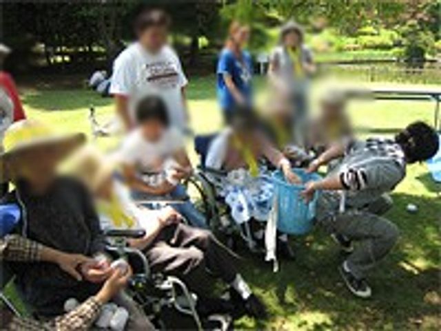 屋外での活動風景 庭 自然に囲まれた屋外で、多くの方が和やかに過ごしています。リラックスできる環境です。