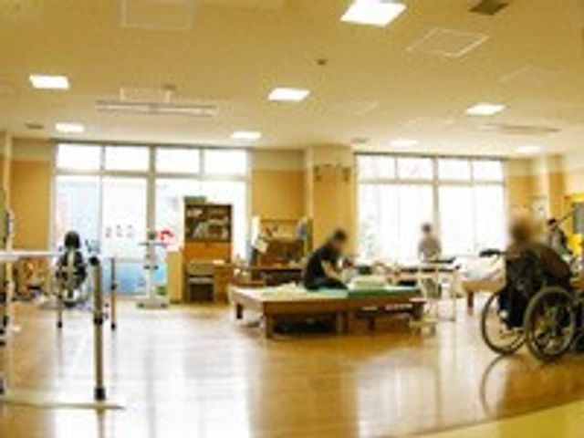 リハビリ器具のある室内 機能訓練室 広々とした明るい空間でリハビリが行えます。自然光が入る快適な場所で活躍してみませんか。