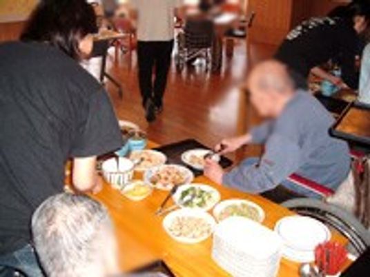 食事の準備中のテーブル