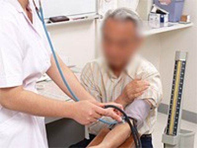 健康チェックを行う場所 機能訓練室 専門スタッフが利用者の健康状態を丁寧に確認しています。安心してケアが受けられる環境です。