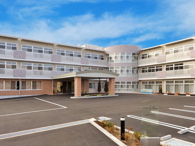 広々とした施設の外観 外観 明るく開放的な外観が魅力的です。駐車スペースも十分に確保されていますので、来訪時も安心です。