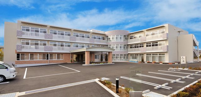 広々とした施設の外観 外観 明るく開放的な外観が魅力的です。駐車スペースも十分に確保されていますので、来訪時も安心です。