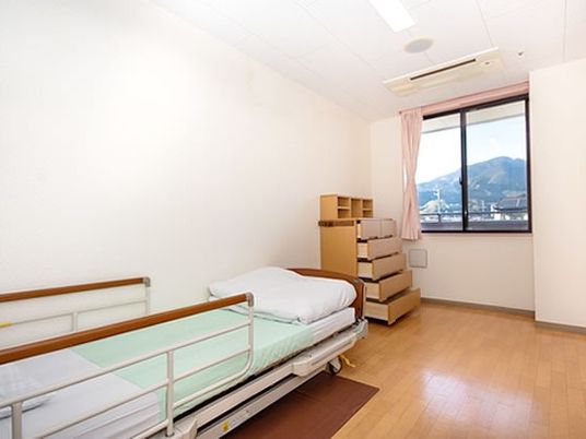 明るい居室のベッド  
