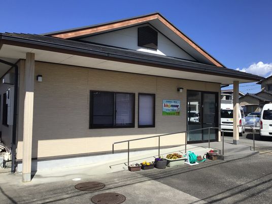 明るい外観の施設入口  