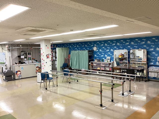 広々とした機能訓練室 機能訓練室 広々とした空間で、リハビリに必要な様々な設備が整っています。安心して身体を動かすことができる環境です。