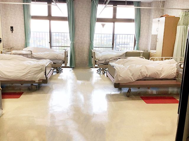 共有スペースの内観 居室 ゆとりあるスペースの居室です。掃除が行き届いており、日差しが心地よい環境です。