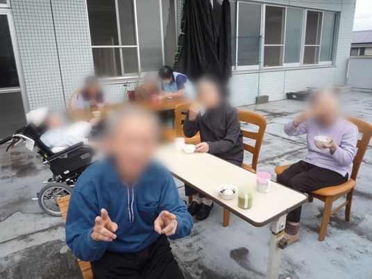 屋外のテラス席