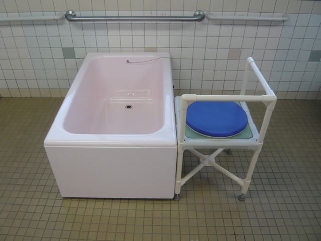設備が整った浴室 浴室 手すり付きで、安全に入浴できる浴室です。清潔感があり、安心して使用できます。