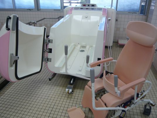 機能的な設備の浴室