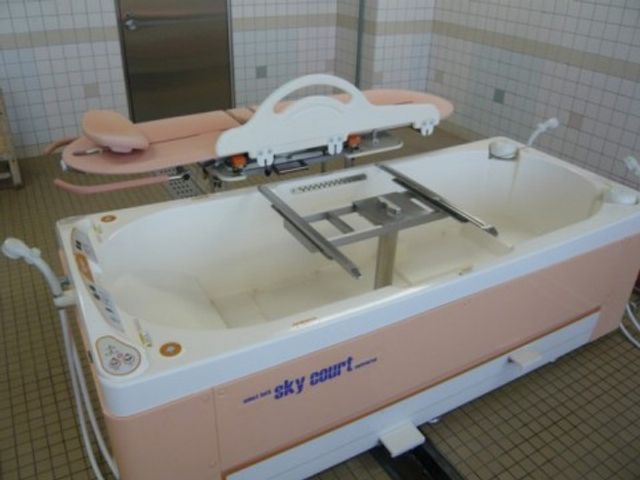 設備整った浴室 浴室 広々とした浴槽があり、快適に使用できる設備が整っています。清潔で落ち着いた空間です。