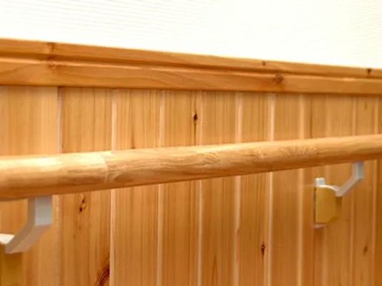 木製手すりの廊下  