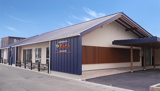 落ち着いた外観の建物
