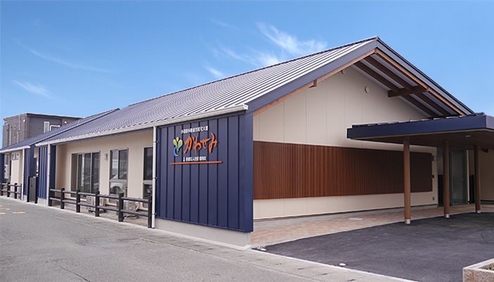 落ち着いた外観の建物