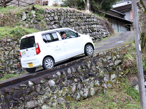 送迎車と急坂の外観  