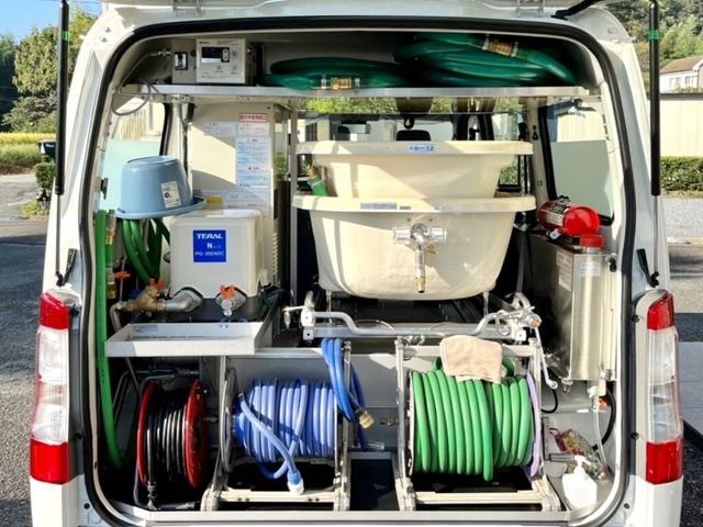 移動用入浴設備車両 機能訓練室 移動支援が整い、ご自宅での快適な入浴が叶います。清潔感ある設備で、安心してご利用いただけます。