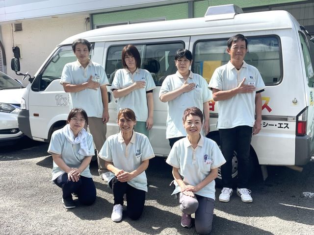 スタッフ集合の様子 スタッフイメージ 元気な笑顔でポーズをとるスタッフの皆さんです。明るい雰囲気の中、より良いサービスの提供を目指しています。