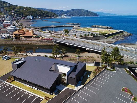 海沿いの建物外観  